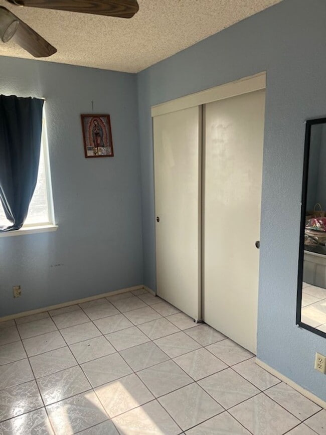 Building Photo - Enchanting Delano property just minutes fr...
