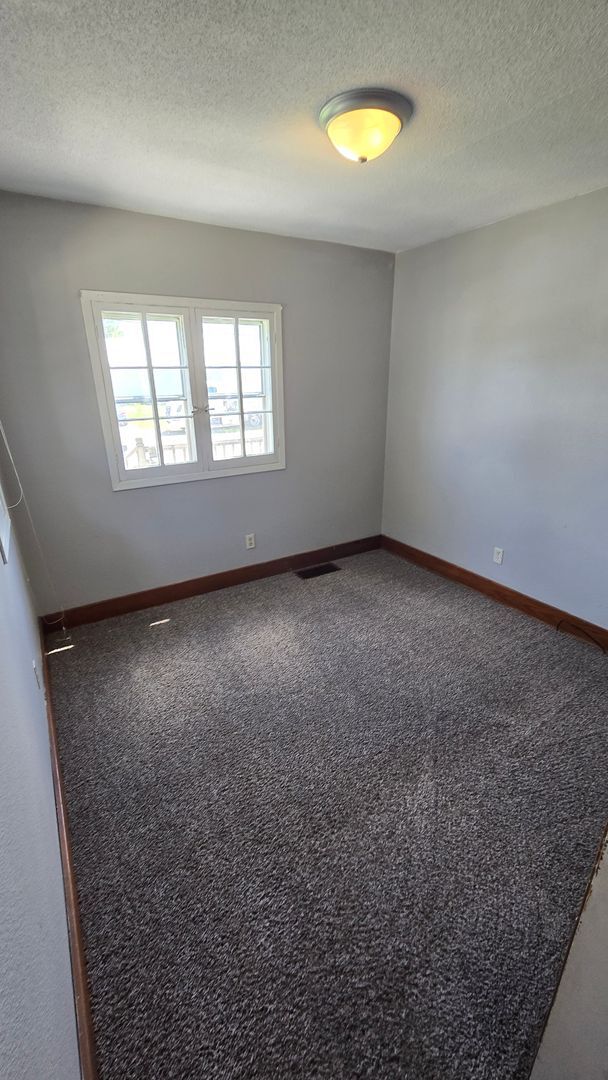 Building Photo - Charming 1 Bedroom Home with Large Yard & Garage