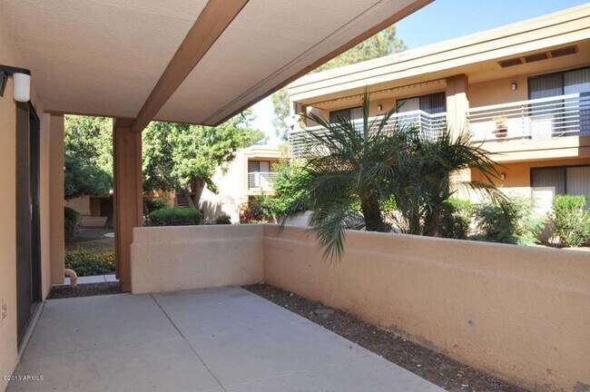 Building Photo - Charming 2 bed 2 bath gated Condo near Bel...