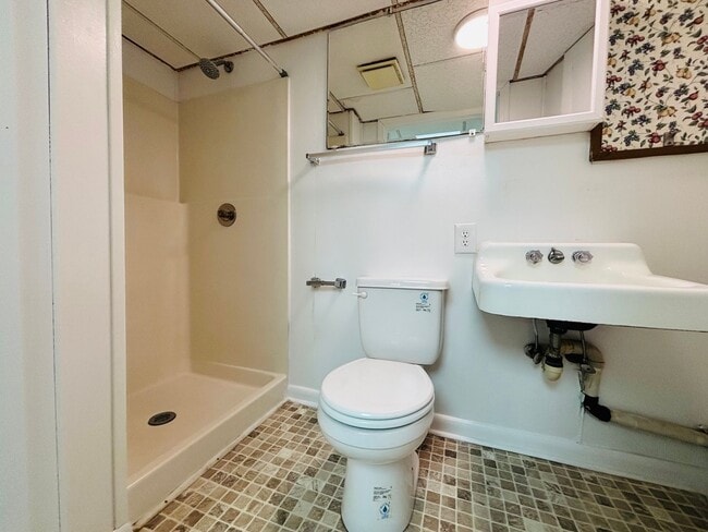 Building Photo - 110 Northview Dr