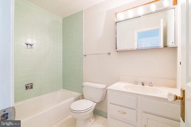 Building Photo - 3500 Hamlet Pl