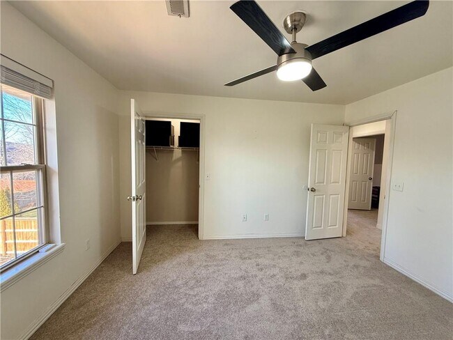 Building Photo - 101 Fox Glove Ln