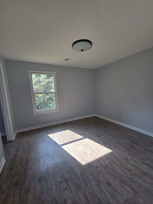 Building Photo - Cozy 1 Bedroom Retreat with Stylish LVP Flooring
