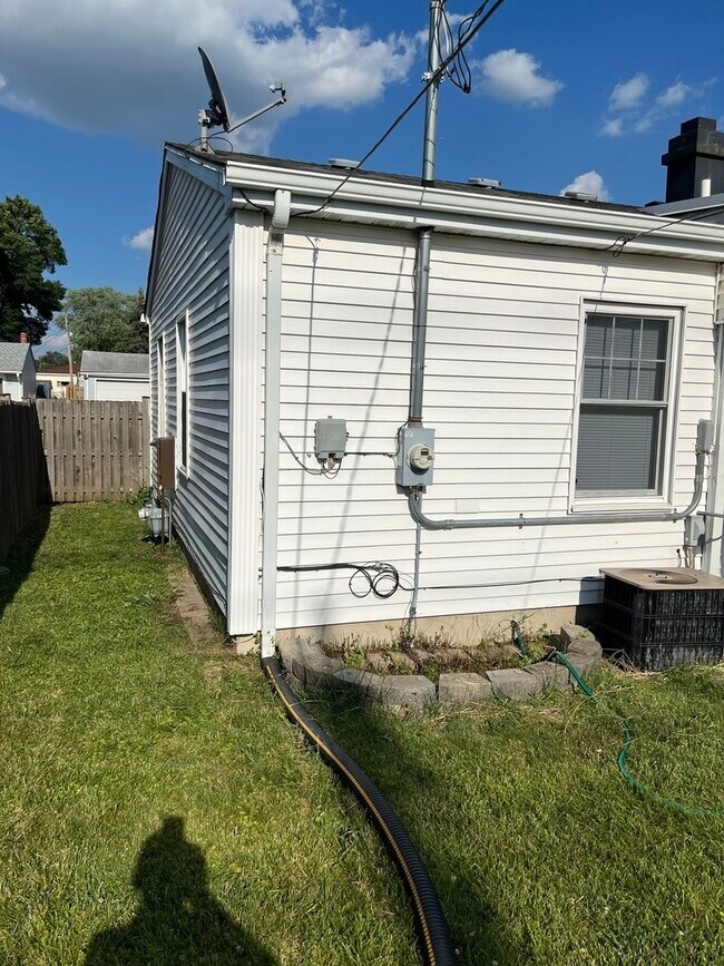 Building Photo - 446 Montrose Dr