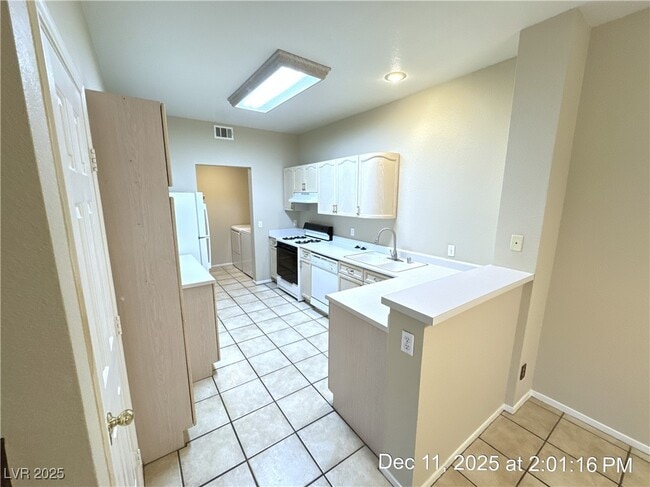 Building Photo - 2607 Country Maple Ave