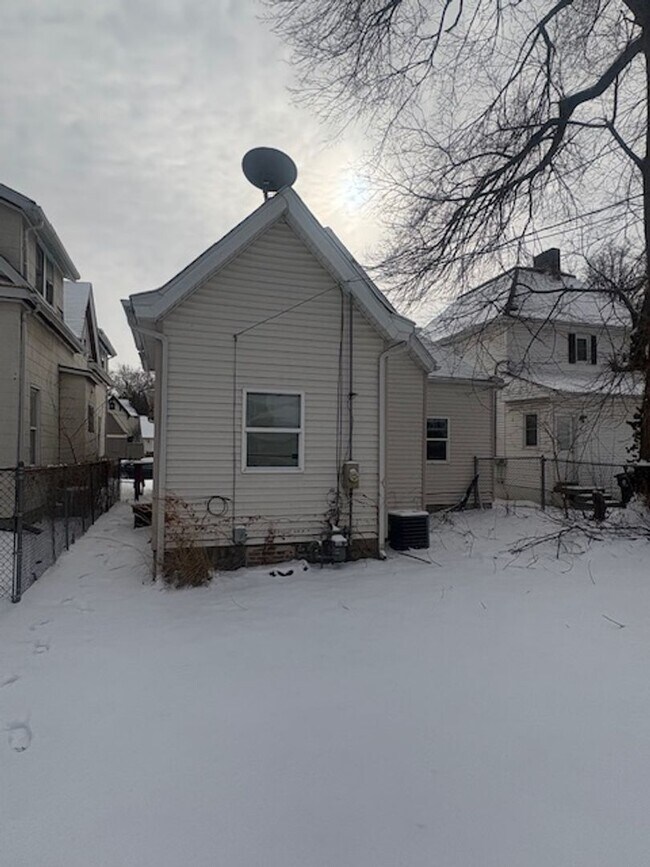 Building Photo - Single Family home with large yard