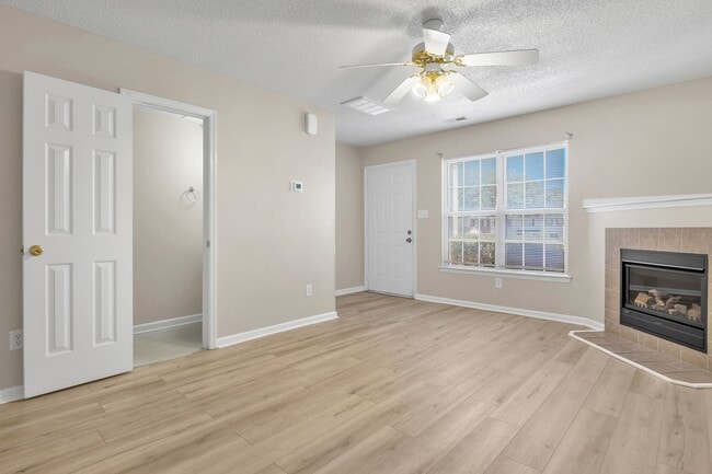 Building Photo - 2 Bed 2.5 Bath Townhome