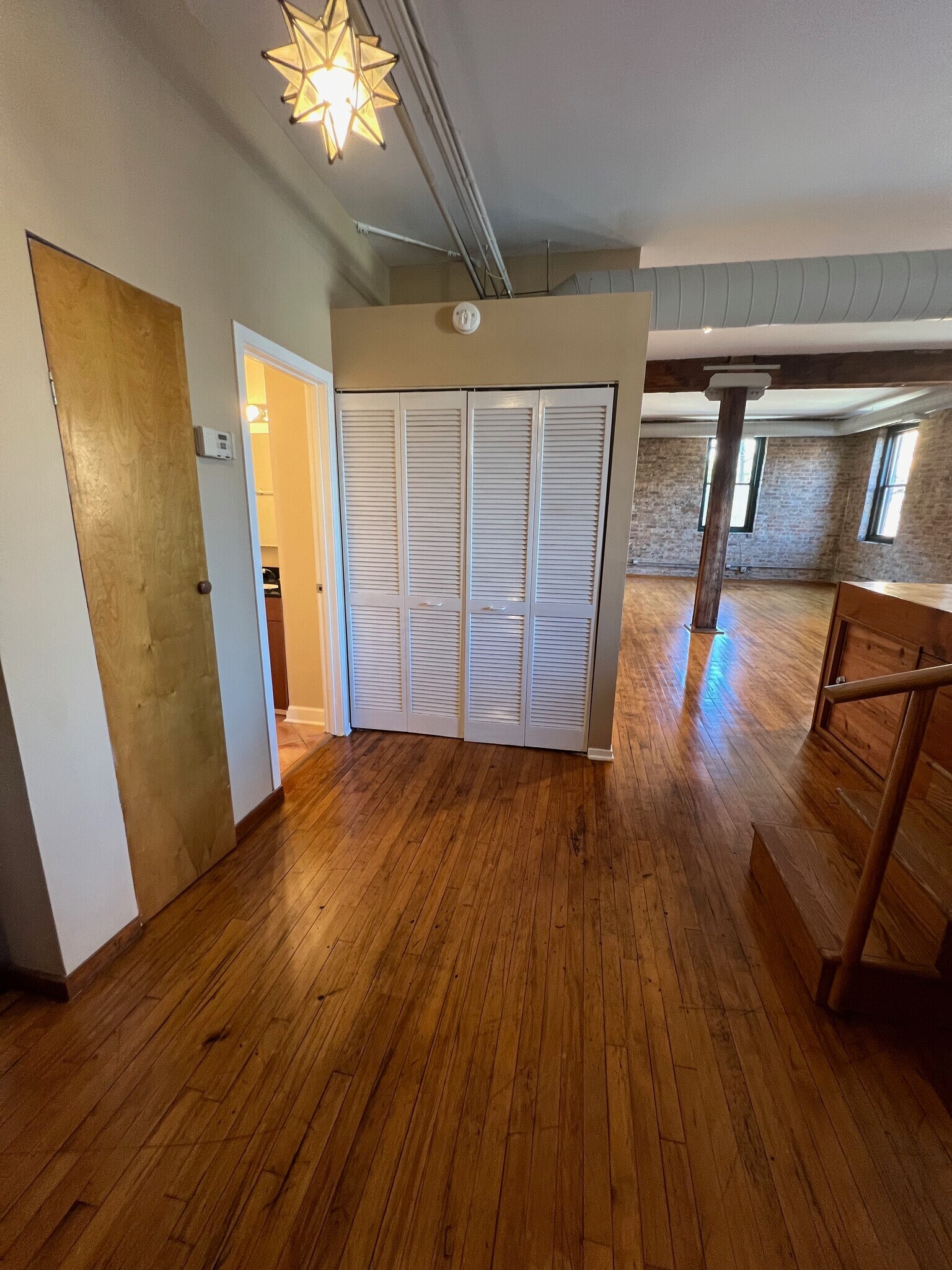 Building Photo - 515 N Noble St