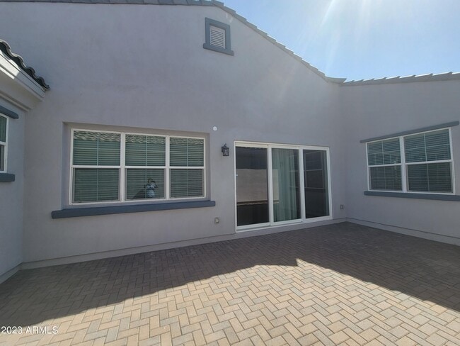 Building Photo - 240 E Shamrock Dr