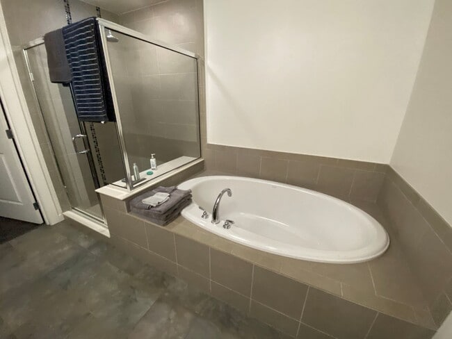 Building Photo - Large 2 bedroom 2 1/2 bath condo at One Li...