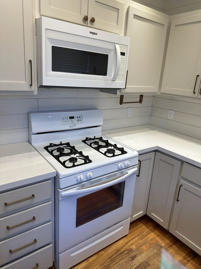 Building Photo - 4 Bed 1.5 Bath House