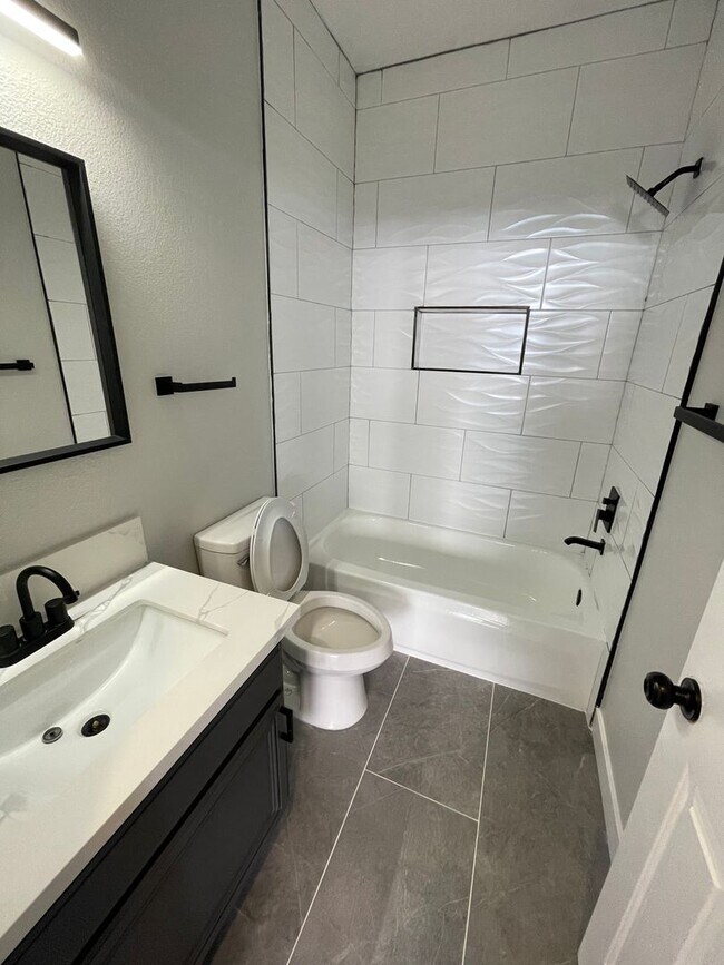 Building Photo - Beautiful 4 bedroom home located in the Sh...