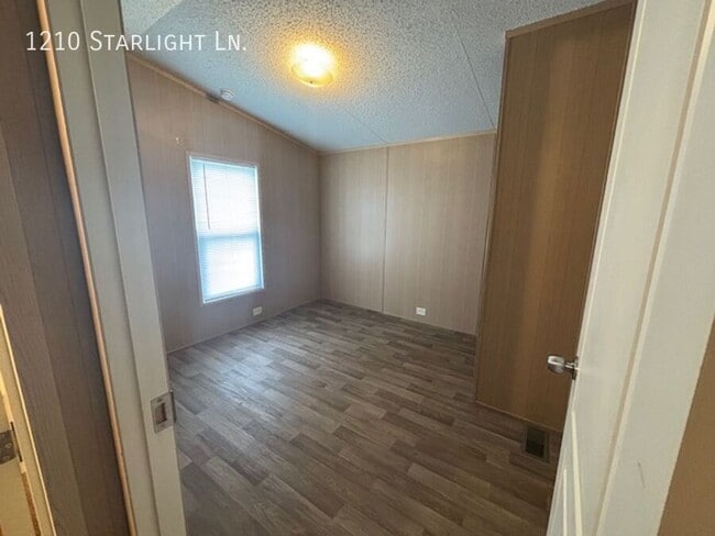Building Photo - 1210 NW Starlight Cir