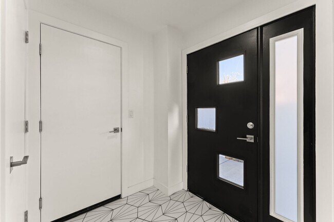 Building Photo - MidTown Gem - Fully Renovated W Large Rooms