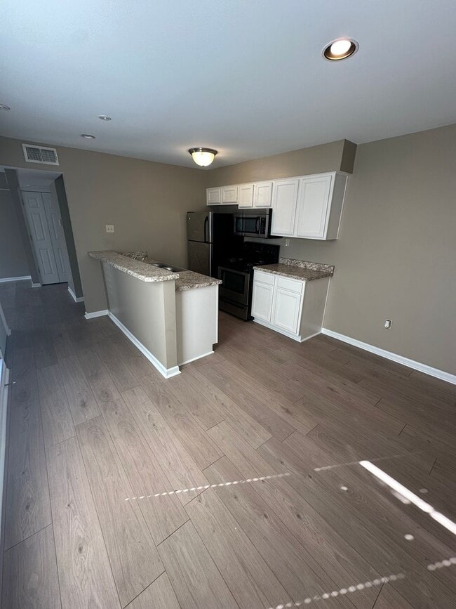 Building Photo - 2BD/1.5BA Townhouse located on the Germantown/Memphis Line!