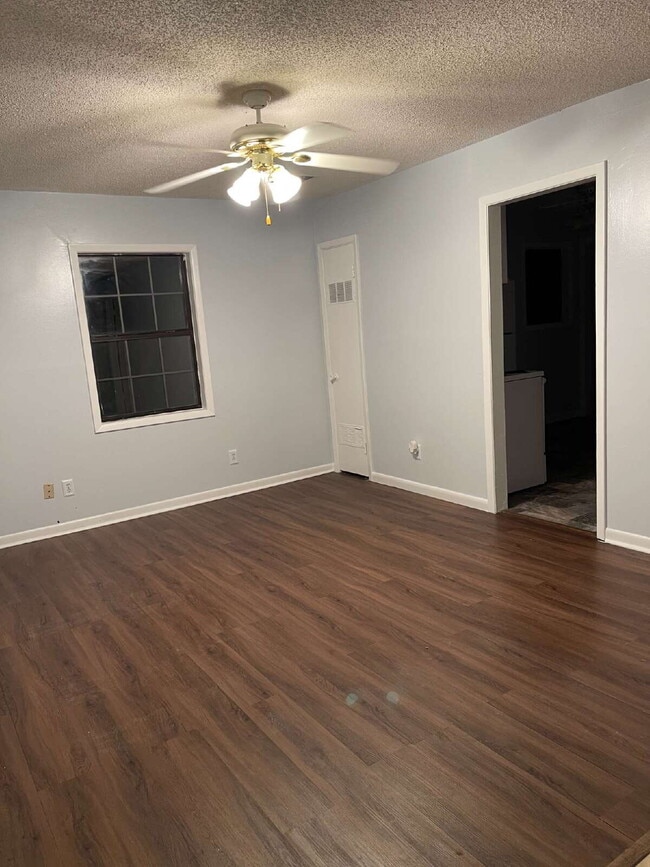 Building Photo - "MOVE IN SPECIAL $575 DEPOSIT AND HALF OFF FIRST MONTHS RENT! Cozy Living Awaits at 3012 Meador!"