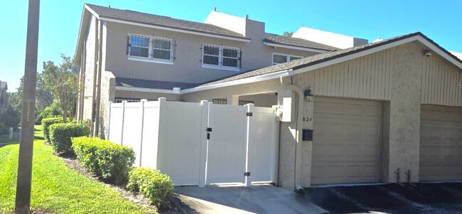 Building Photo - 824 Town Cir