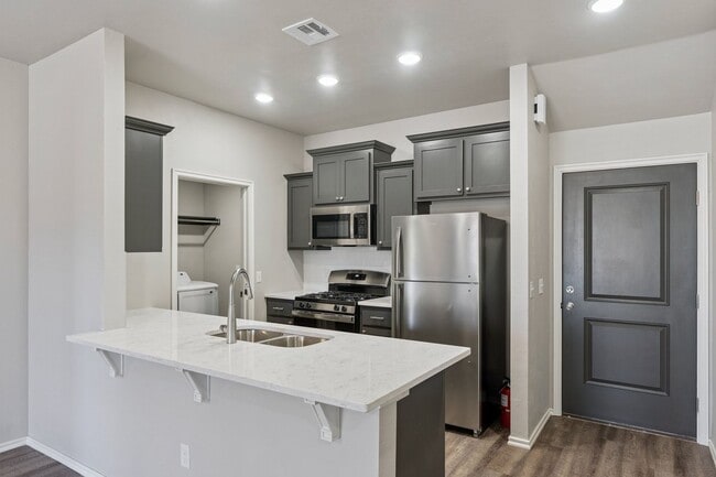 Building Photo - Beautiful 3 Bedroom, 2 Bath Home Close to Choctaw