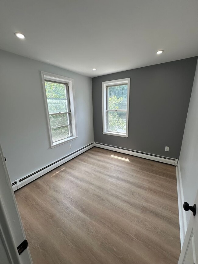 Building Photo - Renovated 3 Bed, 1 Bath Townhome