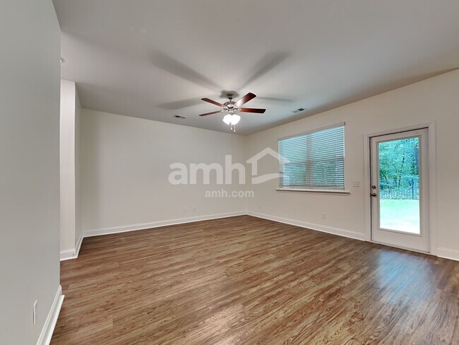 Building Photo - 215 Swan Dr