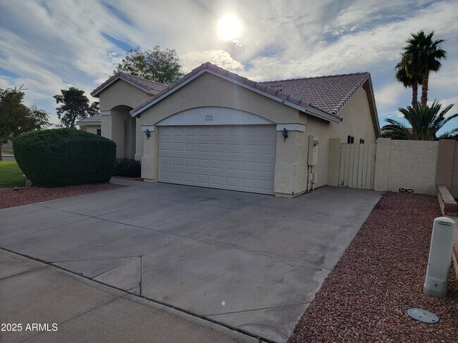 Building Photo - 1777 E Sheffield Ave