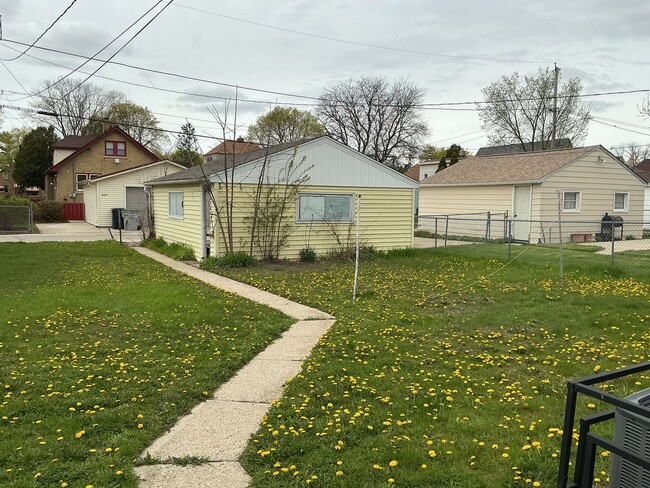 Building Photo - 2 Bedroom Single Family Home