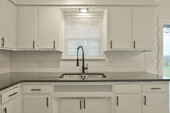 Building Photo - 3133 Delmar Rd