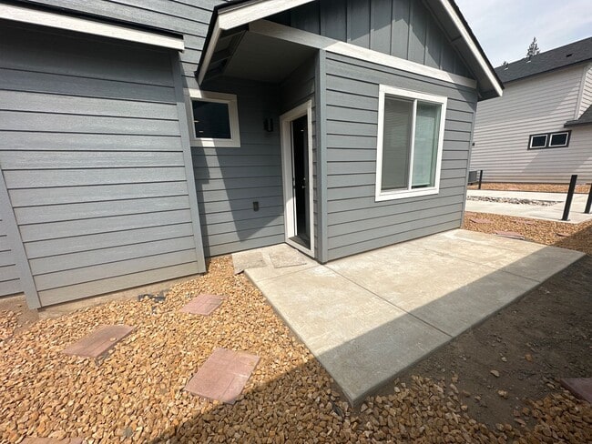 Building Photo - MIDTOWN Almost New House, 3 Bdrms, 2.5 Bat...