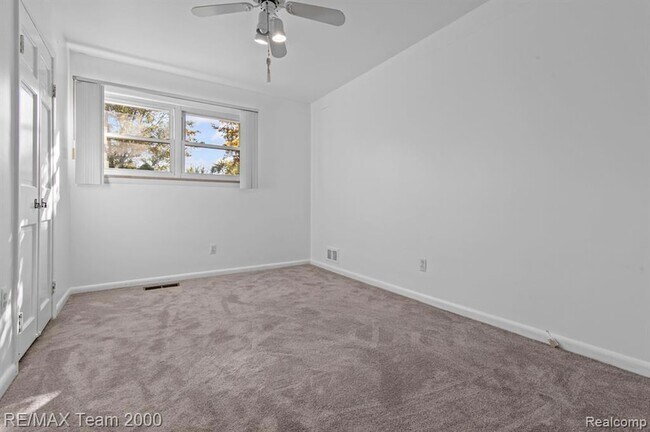 Building Photo - 25152 Fairway Dr