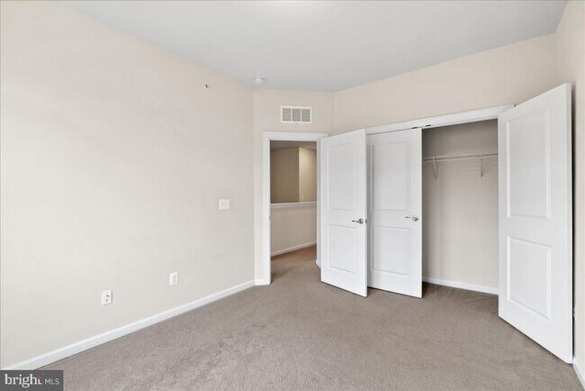 Building Photo - 45121 Kincora Dr