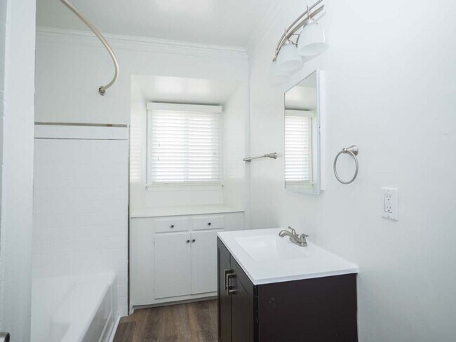 Interior Photo - 820-830 1/2 S. Serrano Ave