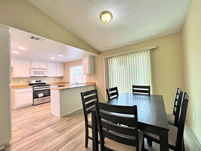 Building Photo - 2826 San Ramon Dr