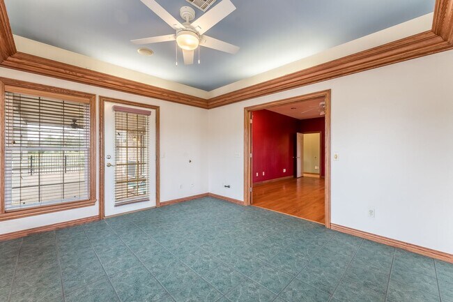 Building Photo - Beautiful spacious 3 bedroom home with a p...