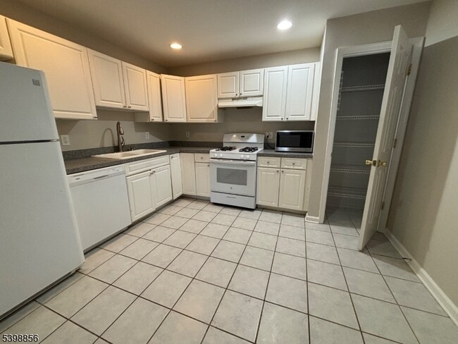 Building Photo - 189 Sunshine Dr