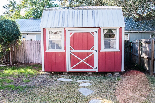 Building Photo - 17 8th St