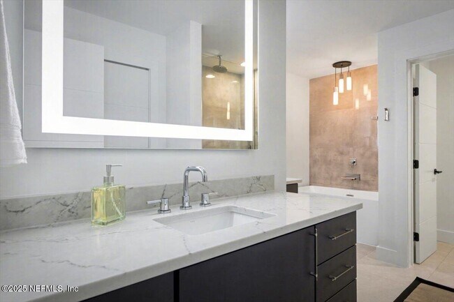 Building Photo - 739 Spinnakers Reach Dr