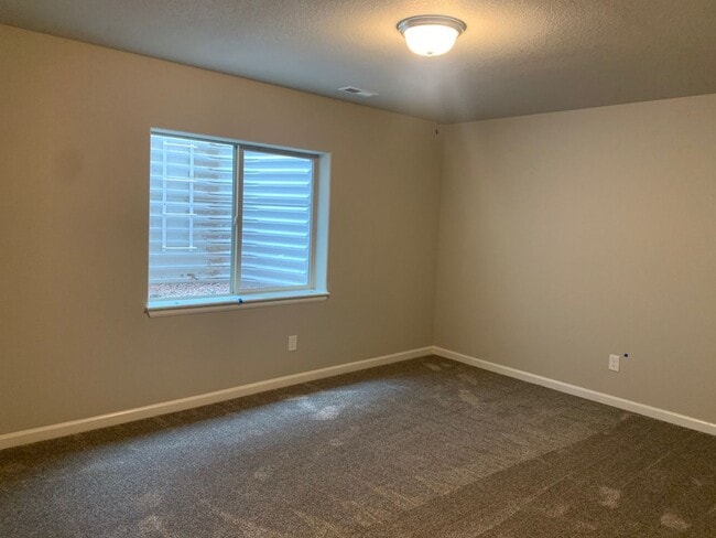 Building Photo - Main-Floor Living Meets Modern Comfort in Enclaves at Mountain Vista