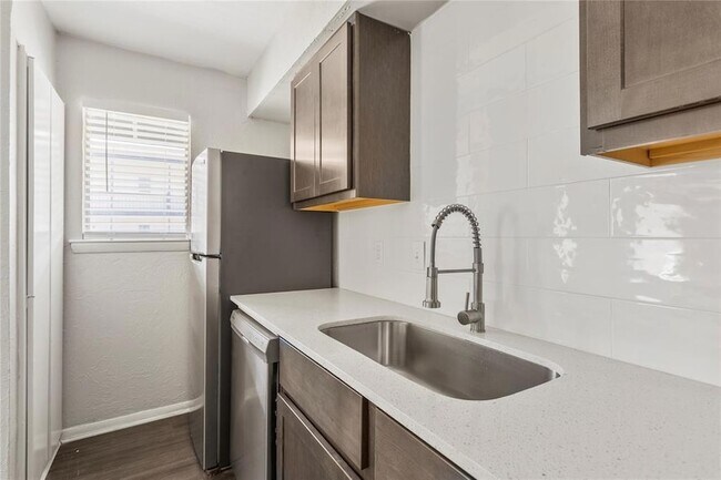 Building Photo - 2810 Dorchester Dr