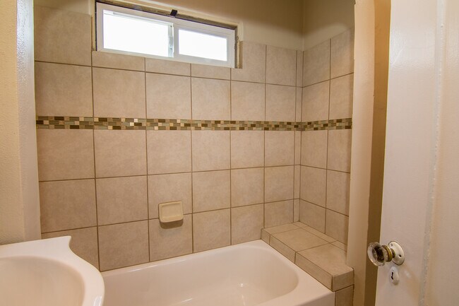 Building Photo - 33rd Duplex