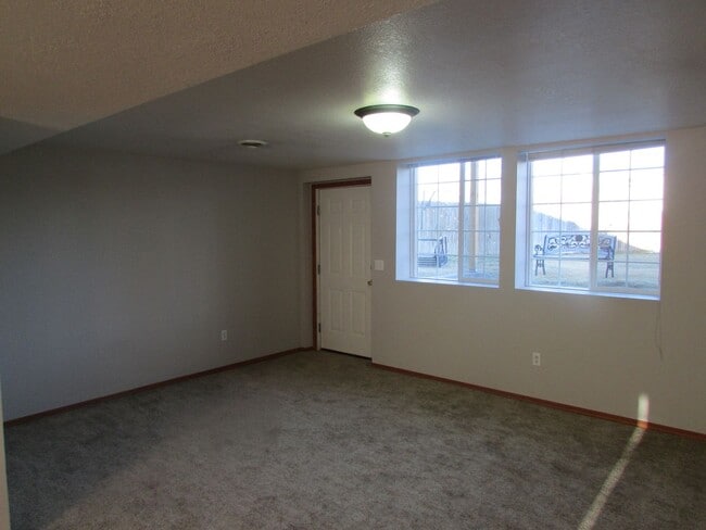 Building Photo - 510 S Circle Dr