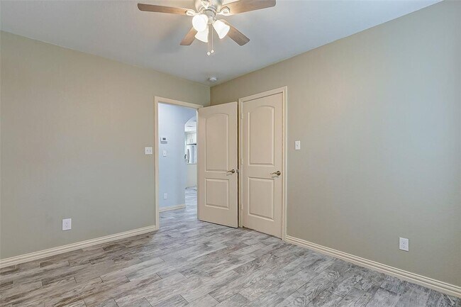 Building Photo - 8020 Bendell Dr