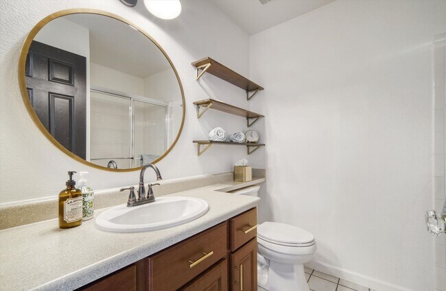 Building Photo - Fantastic Littleton condo  2 bedrooms and ...