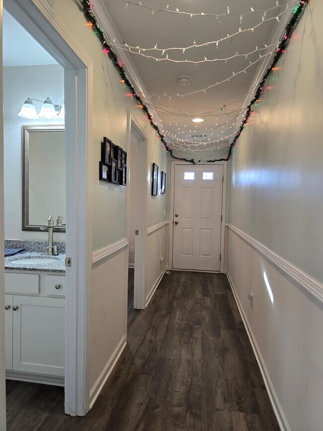 Building Photo - 335 Niblick Dr