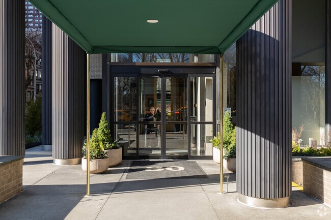 Building Photo - 80 Central Park W