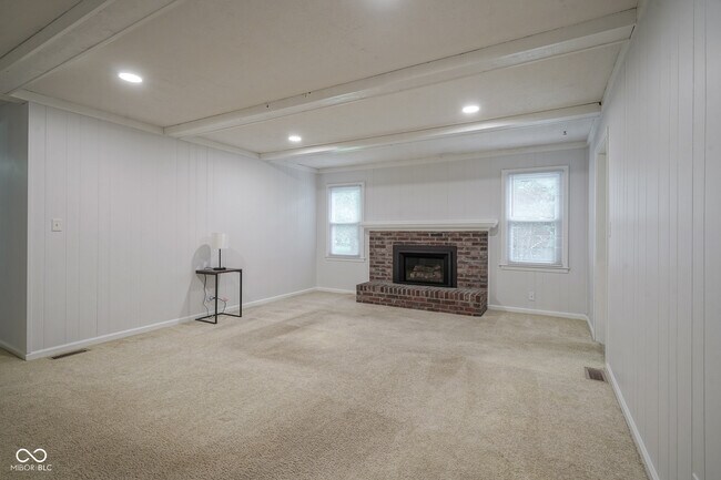 Building Photo - 10924 Lakeshore Dr W