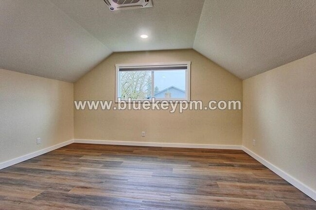 Building Photo - 5 Bed, 3 Bath Home in Orchards with Primary Bedroom on Main