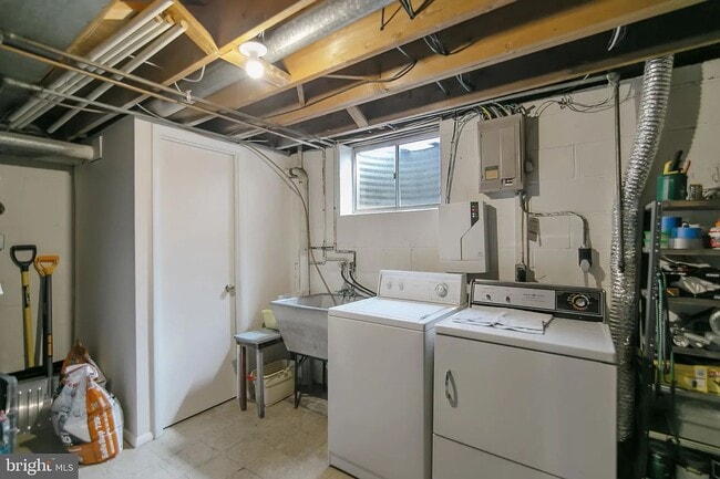 Building Photo - 933 Elm Rd