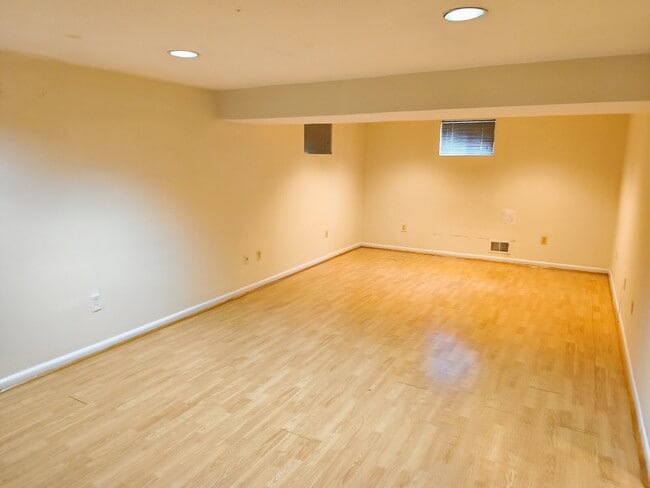 Building Photo - Centrally Located McLean Home with Ample S...