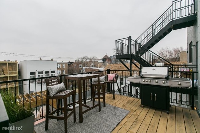 Building Photo - 2059 N Mozart St