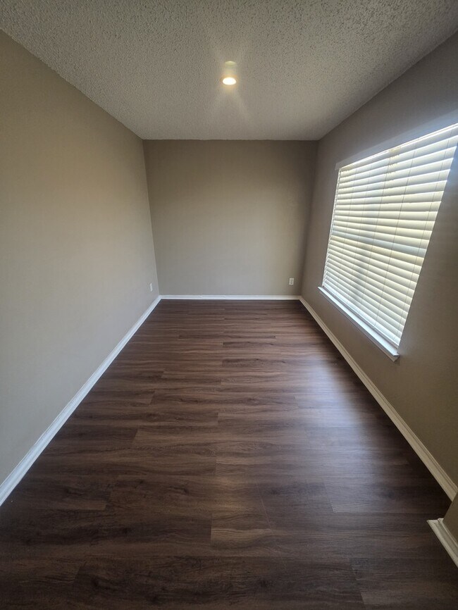 Building Photo - 4 bed 2 bath home